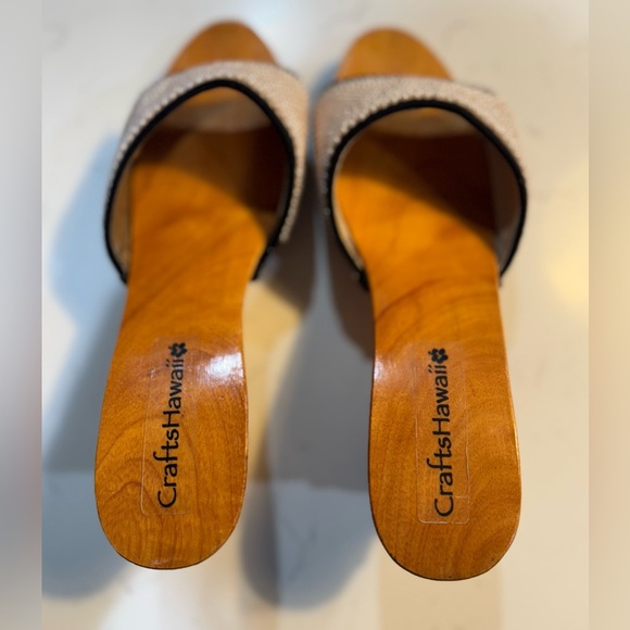 Crafts Hawaii Women's Off-White Beading W/ Black Trim Carved Wooden Clogs Size 6 - Picture 12 of 13